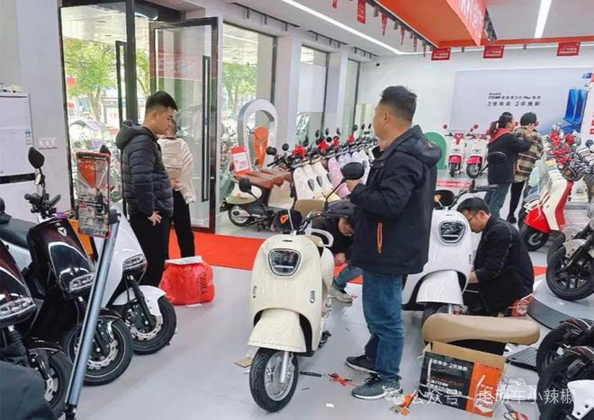 才知道为什么雅迪、爱玛宁愿用72V石墨烯电池都不用锂电池